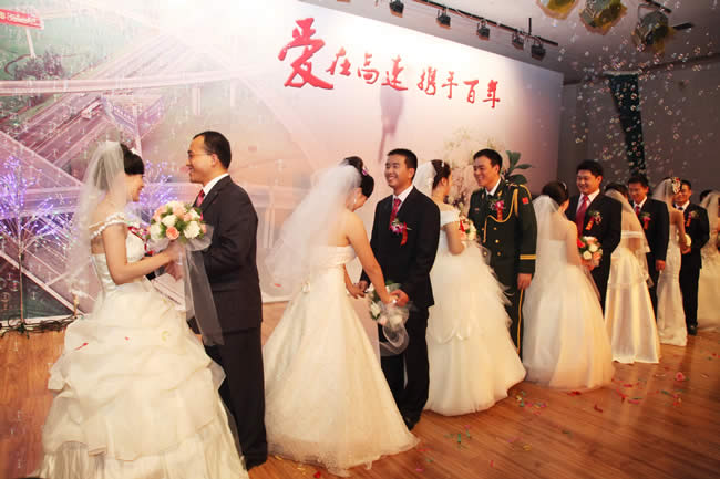 参加婚礼的新人沉浸在幸福中