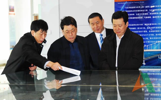 山东省委常委、青岛市委书记李群在集团王玉君总经理的陪同下视察青岛海湾大桥\山东省委常委、青岛市委书记李群在集团王玉君总经理的陪同下视察青岛海湾大桥红岛展厅