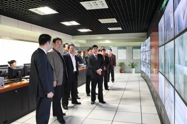 省国资委主任谭成义在集团公司王玉君总经理及高速股份领导陪同下参观高速股份信息管理中心