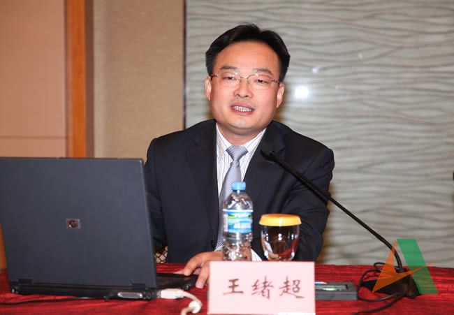 省国资委办公室主任王绪超正在授课
